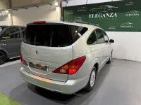 Usado SsangYong Rodius Limited 165 CV (121 kW) 2012 Gris / plata Monovolumen