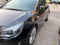 Usado Opel Astra Excellence 130 CV (95 kW) 2013 Negro Familiar