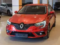 Usado Renault Mégane IV Bose Edition 129 CV (94 kW) 2016 Rojo Utilitario