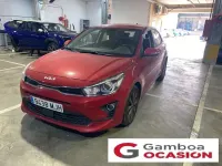 Usado Kia Rio 100 CV (73 kW) 2023 Rojo Berlina