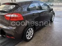 Usado Kia Rio 84 CV (61 kW) 2014 Marrón Berlina