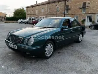 Usado Mercedes E240 Elegance 170 CV (125 kW) 2001 Verde Berlina