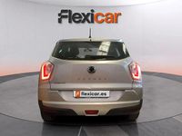 Usado Ssangyong (KGM) Tivoli 129 CV (94 kW) 2016 Gris SUV