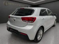 Usado Kia Rio 100 CV (73 kW) 2023 Gris / plata Berlina