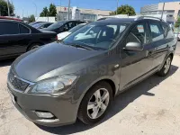 Usado Kia Ceed Sportswagon 110 CV (80 kW) 2013 Gris / plata Familiar
