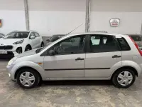 Usado Ford Fiesta Ambiente 68 CV (50 kW) 2005 Plateado Utilitario