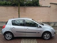 Usado Renault Clio II 100 CV (73 kW) 2006 Gris / plata Berlina