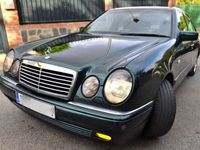 Usado Mercedes E300 Avantgarde 177 CV (130 kW) 1998 Verde Berlina