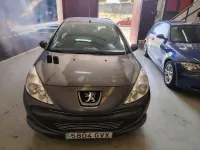 Usado Peugeot 206 60 CV (44 kW) 2010 Gris / plata Berlina