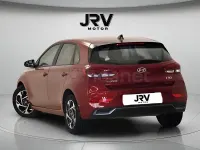 Usado Hyundai i30 100 CV (73 kW) 2025 Rojo Berlina
