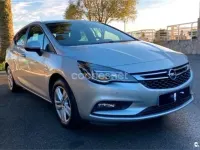 Usado Opel Astra Selective 125 CV (91 kW) 2018 Gris / plata Berlina