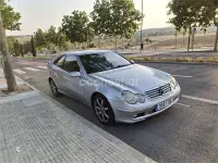 Usado Mercedes C180 143 CV (105 kW) 2002 Gris / plata Berlina