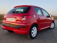 Usado Peugeot 206+ 70 CV (51 kW) 2012 Rojo Utilitario