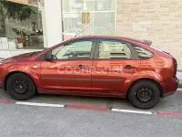 Usado Ford Focus Ghia 109 CV (80 kW) 2006 Granate Berlina