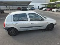 Usado Renault Clio 60 CV (44 kW) 2001 Gris / plata Berlina