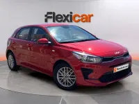 Usado Kia Rio 101 CV (74 kW) 2021 Rojo Berlina