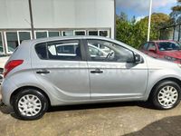 Usado Hyundai i20 Comfort 78 CV (57 kW) 2010 Gris / plata Utilitario