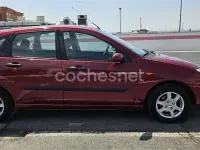 Usado Ford Focus Ghia 100 CV (73 kW) 2003 Granate Berlina
