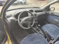 Usado Peugeot 206 70 CV (51 kW) 2003 Amarillo Berlina