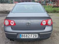 Usado VW Passat Highline 150 CV (110 kW) 2007 Gris / plata Berlina