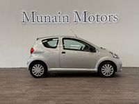 Usado Toyota Aygo Connect Style 68 CV (50 kW) 2010 Gris / plata Utilitario