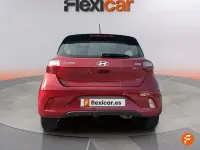 Usado Hyundai i10 67 CV (49 kW) 2023 Rojo Utilitario
