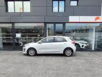 Usado Kia Rio 84 CV (61 kW) 2023 Gris / plata Berlina
