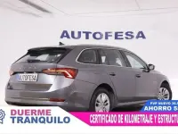Usado Skoda Octavia Ambition 150 CV (110 kW) 2023 Gris / plata Familiar