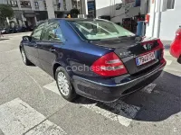 Usado Mercedes E240 Elegance 170 CV (125 kW) 2003 Azul Berlina