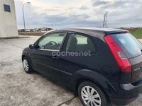 Usado Ford Fiesta Ambiente 70 CV (51 kW) 2004 Azul Coupe