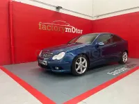 Usado Mercedes C220 143 CV (105 kW) 2003 Azul Berlina