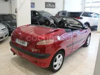 Usado Peugeot 206 110 CV (80 kW) 2001 Granate Descapotable