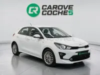 Usado Kia Rio 84 CV (61 kW) 2023 Granate Berlina
