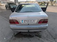 Usado Mercedes E270 Elegance 170 CV (125 kW) 2001 Gris / plata Berlina