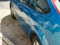 Usado Ford Focus Trend 100 CV (73 kW) 2005 Azul Berlina