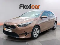 Usado Kia Ceed 101 CV (74 kW) 2023 Beige Utilitario