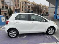 Usado Toyota Yaris Live 69 CV (50 kW) 2011 Blanco Berlina