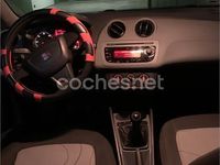 Usado Seat Ibiza Reference 75 CV (55 kW) 2012 Rojo Berlina