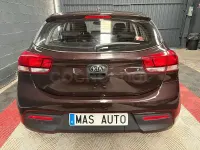 Usado Kia Rio 77 CV (56 kW) 2017 Marrón Berlina