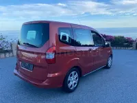 Usado Ford Tourneo Courier Trend 95 CV (69 kW) 2016 Granate Monovolumen