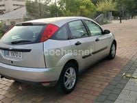 Usado Ford Focus Ambiente 100 CV (73 kW) 2000 Gris / plata Familiar