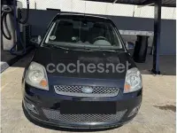 Usado Ford Fiesta Ambiente 68 CV (50 kW) 2007 Negro Utilitario