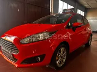 Usado Ford Fiesta Trend 75 CV (55 kW) 2014 Rojo Utilitario