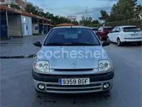 Usado Renault Clio 60 CV (44 kW) 2001 Gris / plata Berlina