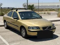 Usado Volvo S60 163 CV (119 kW) 2003 Amarillo Berlina