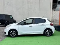 Usado Peugeot 208 Allure 82 CV (60 kW) 2017 Blanco Utilitario