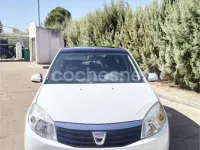 Usado Dacia Sandero Lauréate 75 CV (55 kW) 2012 Blanco Berlina