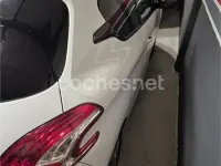 Usado Peugeot 208 Allure 120 CV (88 kW) 2013 Blanco Utilitario