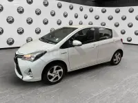 Usado Toyota Yaris Hybrid Active 100 CV (73 kW) 2016 Blanco Berlina
