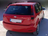 Usado Ford Fiesta Ghia 68 CV (50 kW) 2004 Rojo Utilitario